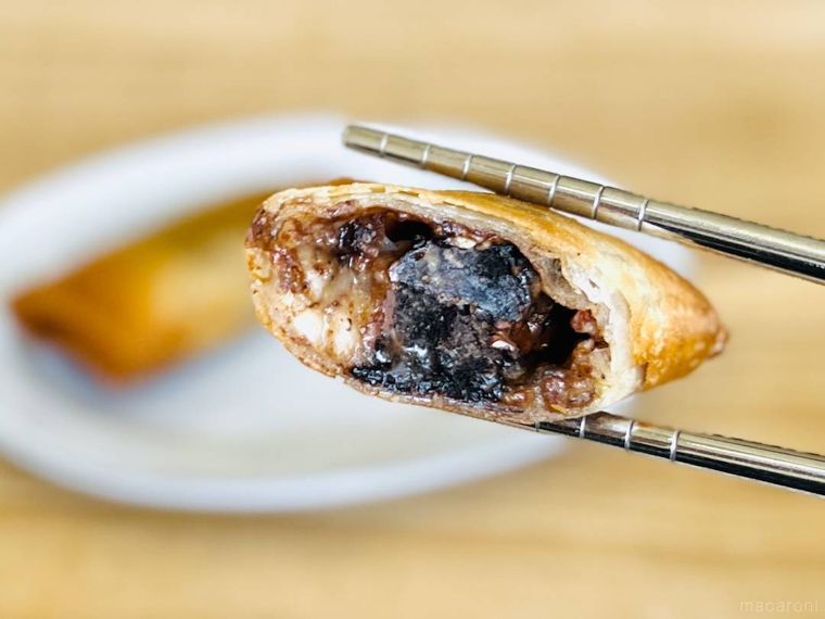 半分にカットしたブラックサンダー春巻きを箸で持ち上げている様子