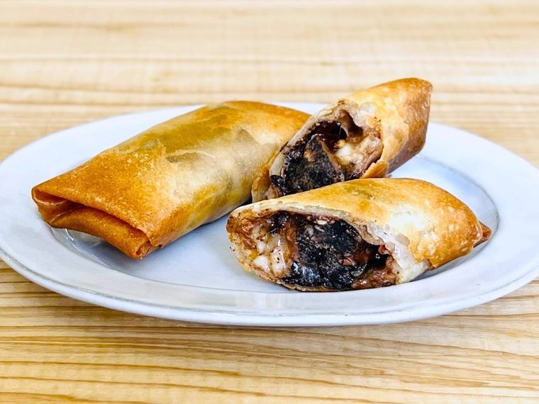 ブラックサンダー春巻きを半分にカットした様子