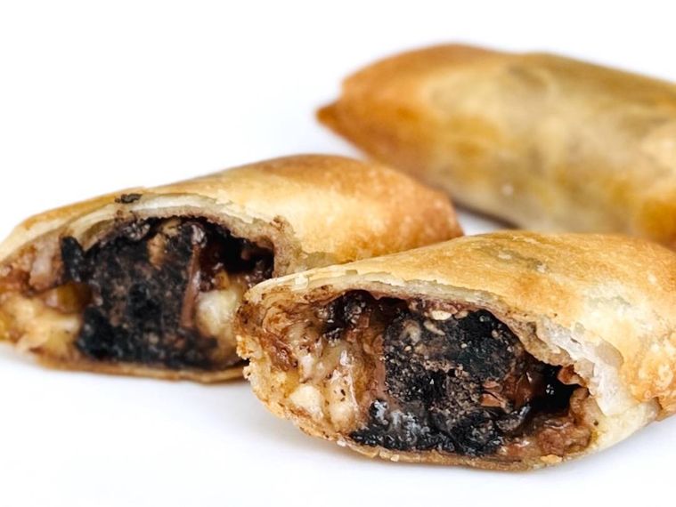 揚げたブラックサンダー春巻きを半分にカットした様子