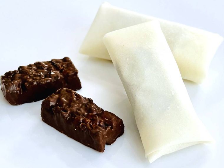 袋から出したブラックサンダーミニバーとブラックサンダー春巻き