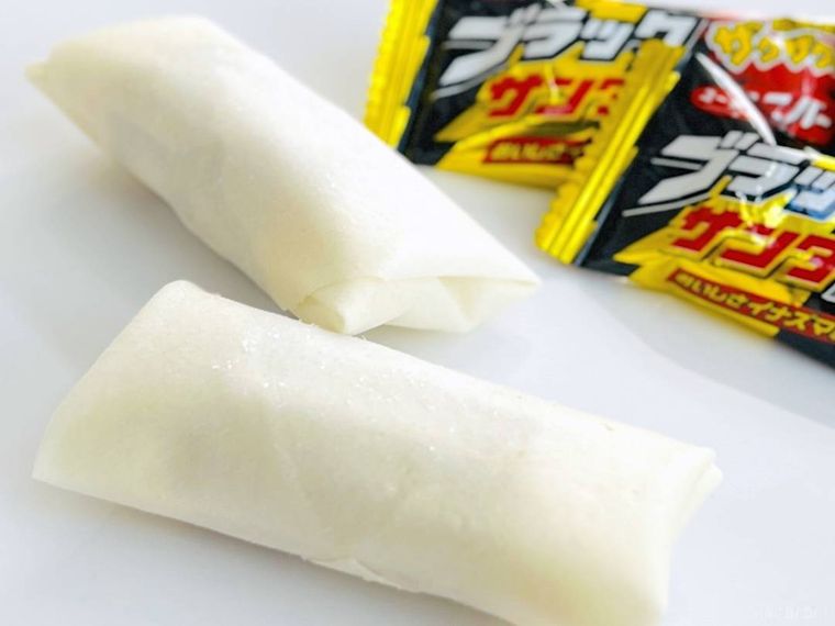 揚げる前のブラックサンダー春巻きとブラックサンダーミニバー