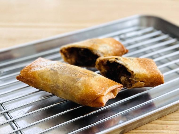 揚げたブラックサンダー春巻きをバットの上に置いた様子