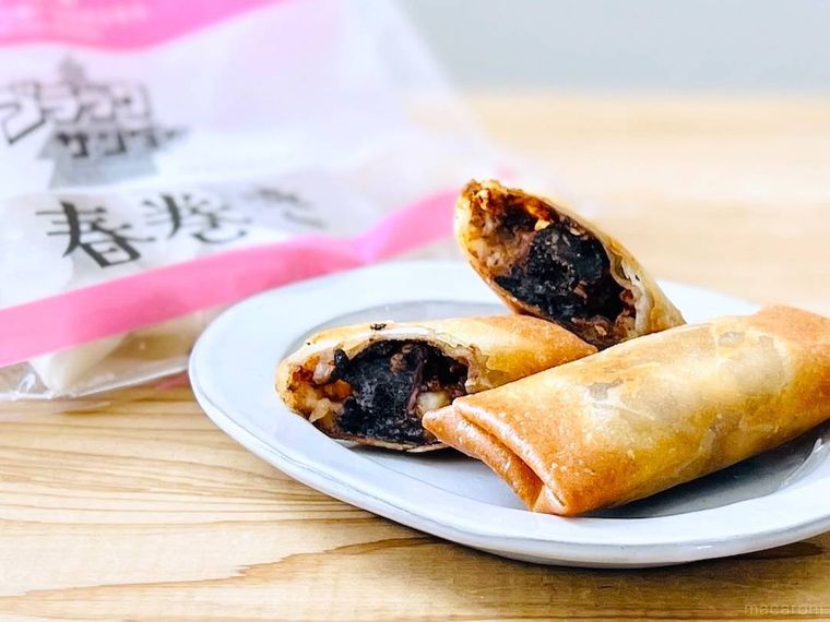 ブラックサンダー春巻きを皿に盛り付けた様子