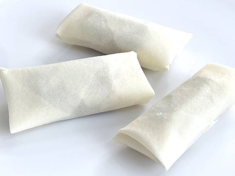 揚げる前のブラックサンダー春巻きを3本並べた様子