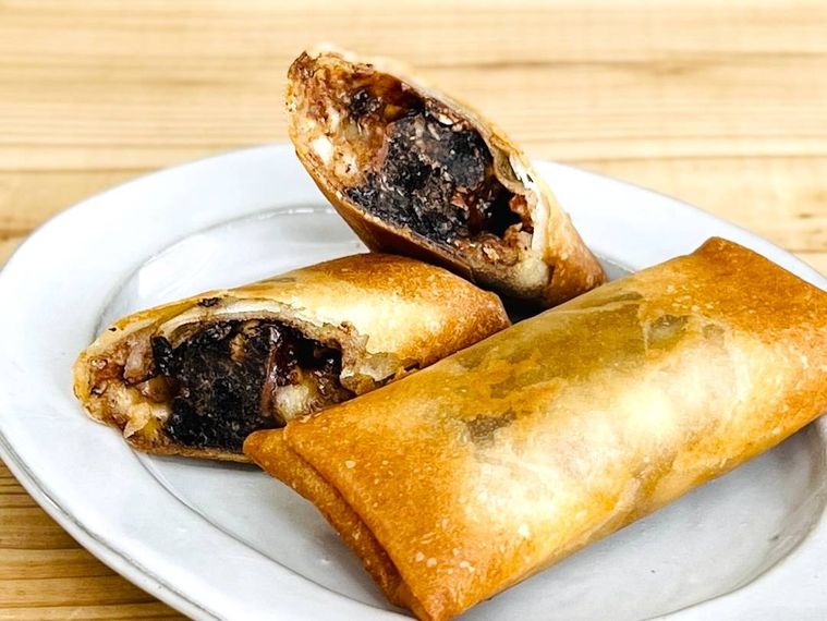 ブラックサンダー春巻きを皿に盛り付けた様子