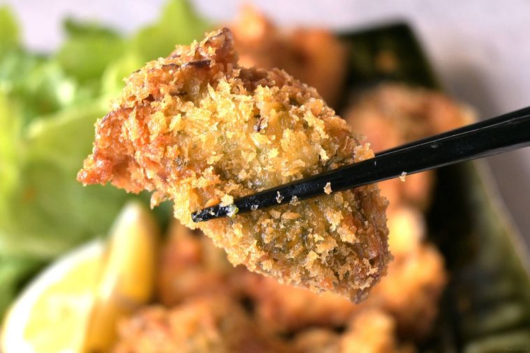 カキフライもどきを箸で摘む様子
