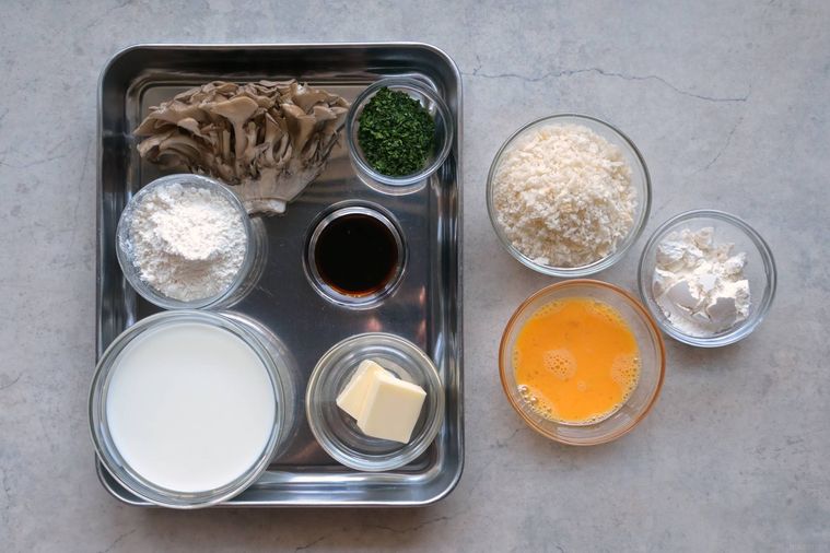 まいたけ、牛乳、バター、オイスターソースなどのカキフライもどきの材料が並んでいる