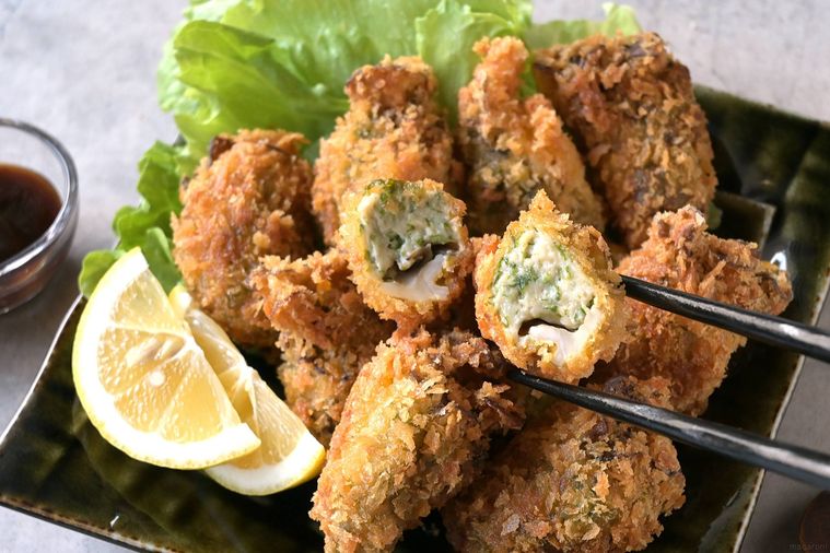 半分にカットしたカキフライもどきを箸で摘む様子