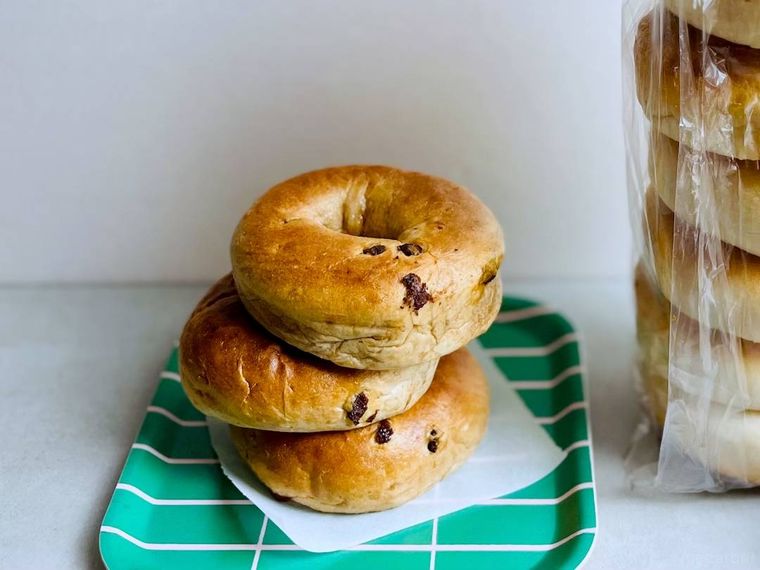 緑のトレーに3つ重ねてのせたコストコのベーグル