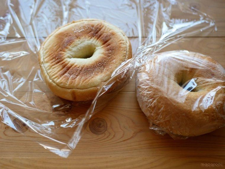 コストコのベーグルをラップで包んでいるところ