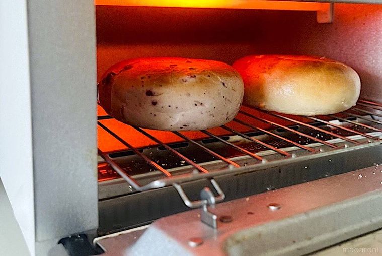 コストコのベーグルをトースターで焼いているところ