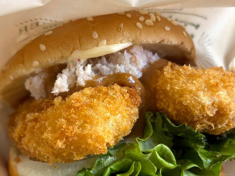 オオズワイガニのクリームコロッケバーガー ブラウンバターソースの寄り