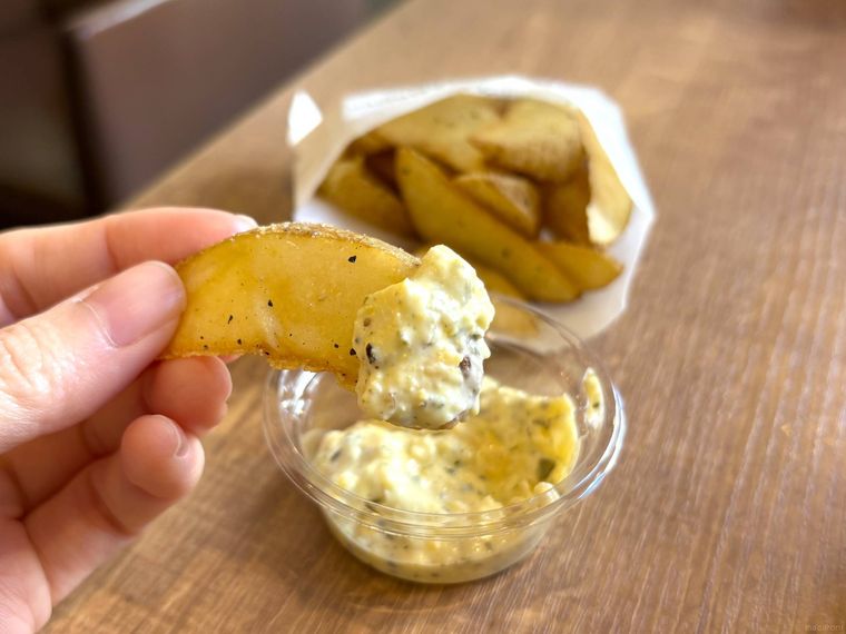 ポテトを3種のハーブタルタルにディップしている様子