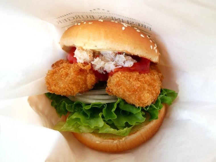 レタスやトマトソースが入ったオオズワイガニのクリームコロッケバーガー 濃厚トマトソース