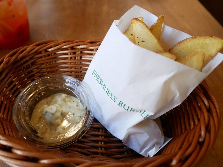 カゴに入れられたディップポテト 3種のハーブタルタル