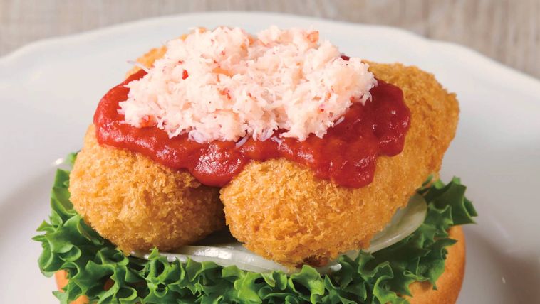 上のバンズを外したオオズワイガニのクリームコロッケバーガー 濃厚トマトソース