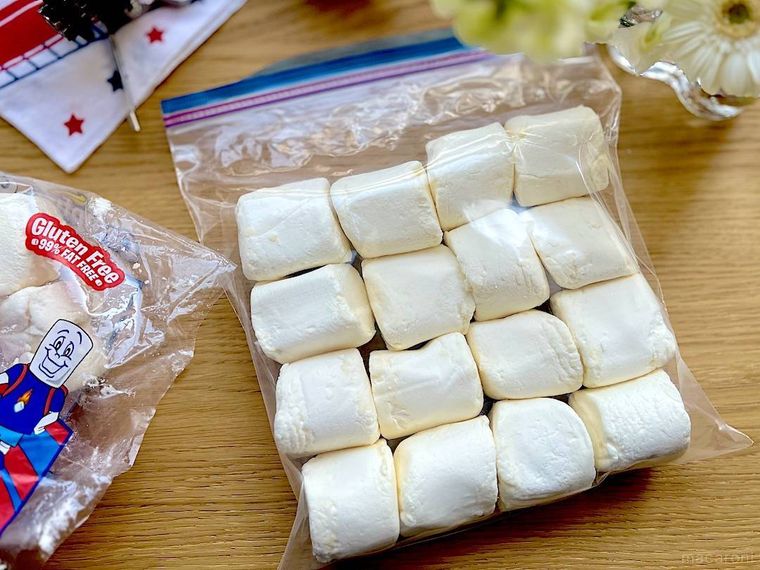 コストコのマシュマロをジップ付き袋へ入れ、冷凍保存するところ