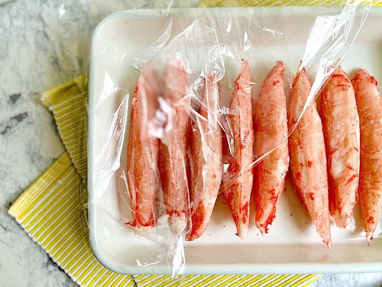 バッドに並ぶ解凍後のコストコのカニカマ