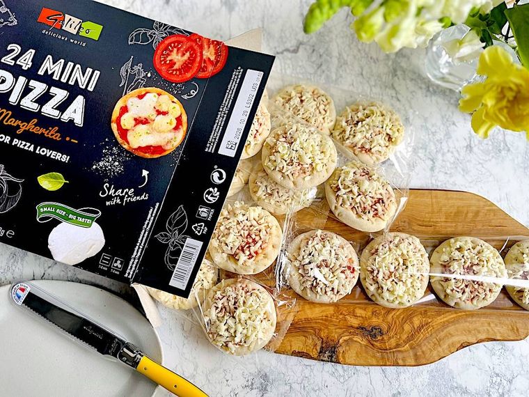 コストコのミニピザを箱から出しているところ