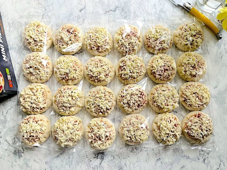 コストコのミニピザをすべて箱から出し、テーブルに並べたところ