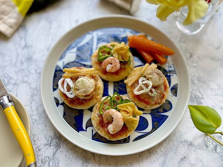 ミニピザをアレンジした4枚のシーフードピザ