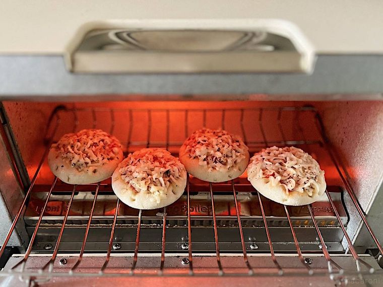 コストコのミニピザ4枚をオーブンで焼いているところ