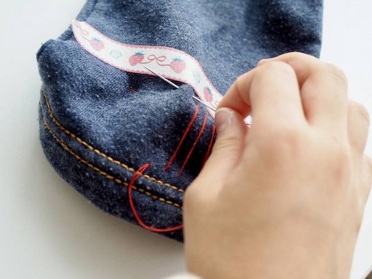 裾上げしているところ