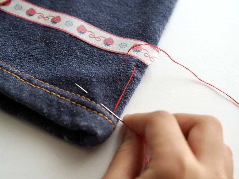 裾上げしているところ