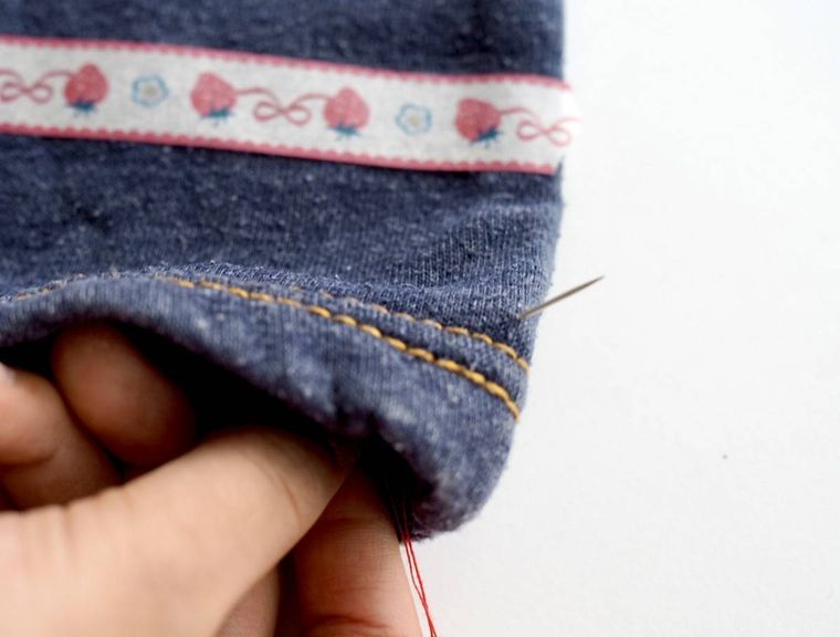 裾上げしているところ