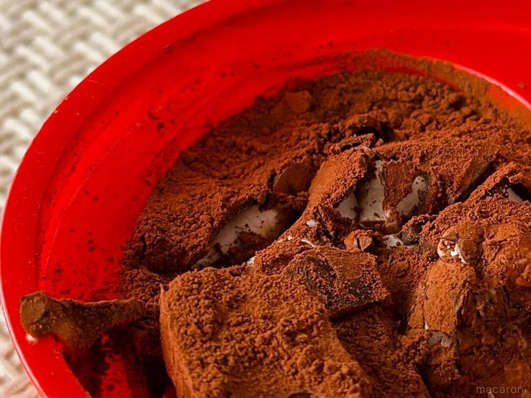 バリバリに割られたLaveleeハートティラミスの表面の様子