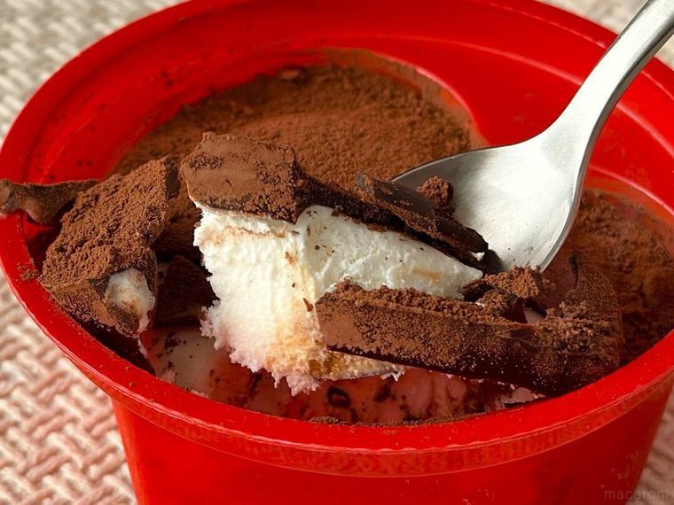 Laveleeのハートティラミスをスプーンですくっている様子