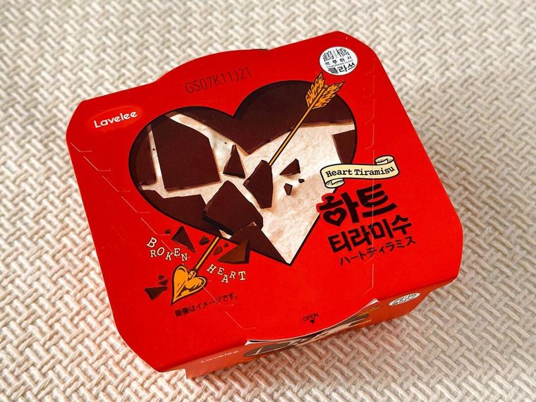 Laveleeハートティラミスのパッケージがテーブルの上に置かれている様子