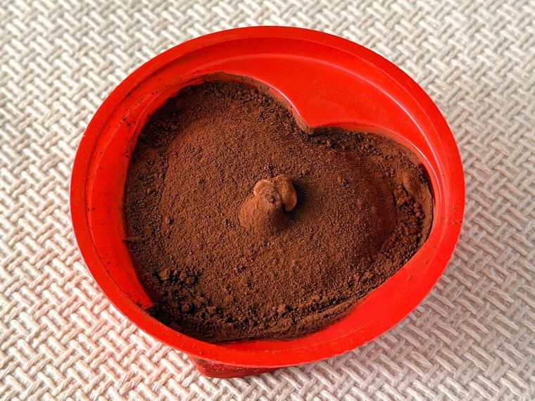 パッケージふたが開けられたLaveleeハートティラミスがテーブルの上に置かれている様子