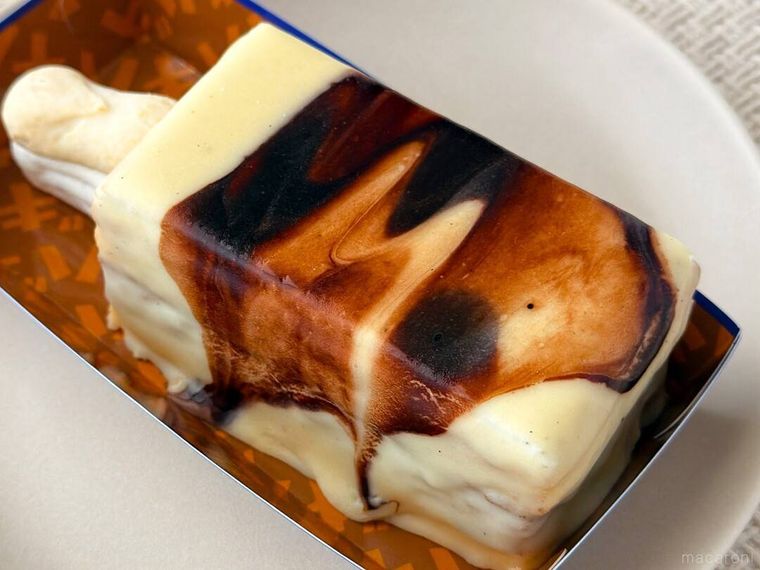 デザインコーティングされたシャトレーゼチョコバッキー THE CAKEの表面