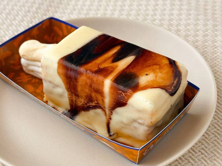 白皿に盛り付けられたシャトレーゼチョコバッキー THE CAKE