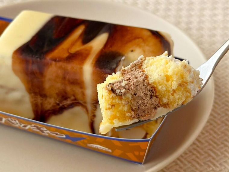 シャトレーゼチョコバッキー THE CAKEをフォークで持っている様子