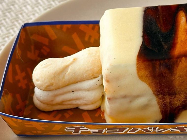 シャトレーゼチョコバッキー THE CAKEの焼き菓子とクリームの様子