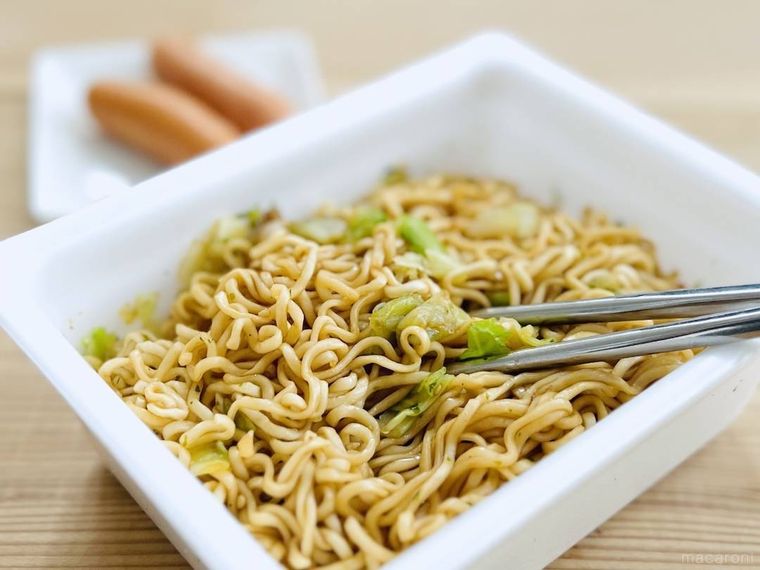 カップ焼きそばを作っている様子