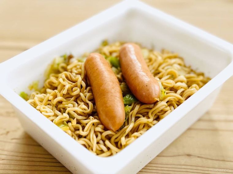 カップ焼きそばの上にウインナーをのせた様子