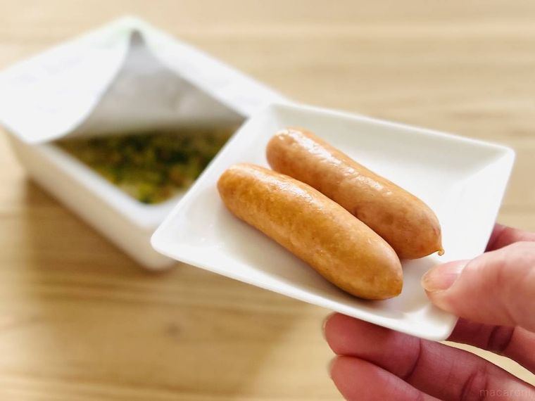 カップ焼きそばと皿に盛ったウインナー