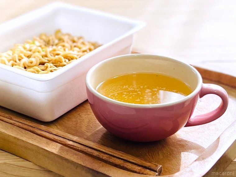 カップ焼きそばとコンソメスープをお盆にのせた様子