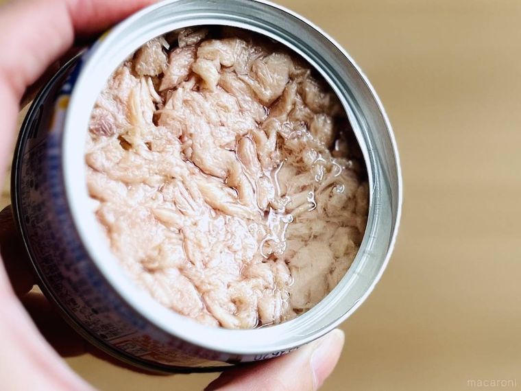 開けたツナ缶を傾けている様子