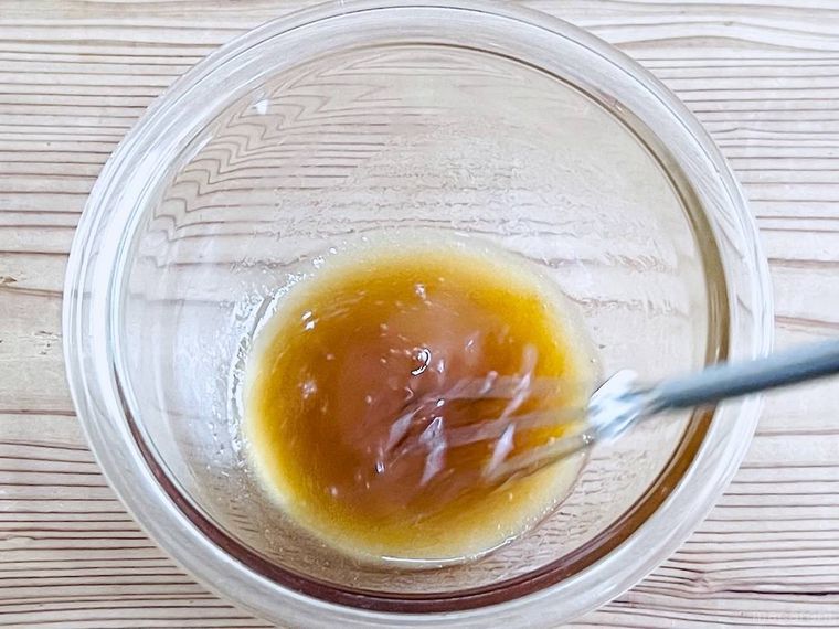 ツナ缶の油、ポン酢しょうゆ、砂糖を混ぜている様子