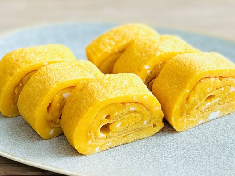 皿に盛られた卵焼き