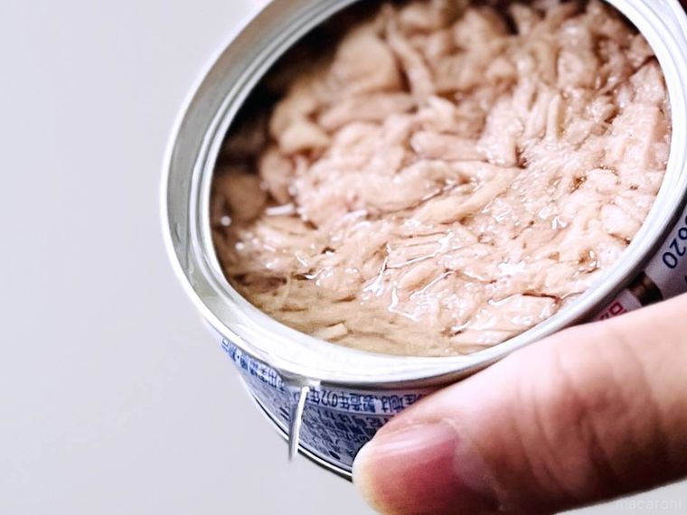 ツナ缶の油を捨てている様子