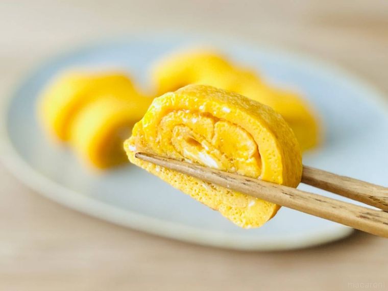 卵焼きを箸で持ち上げている様子