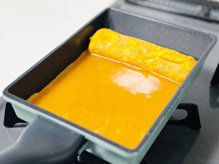 卵焼きを焼いている様子