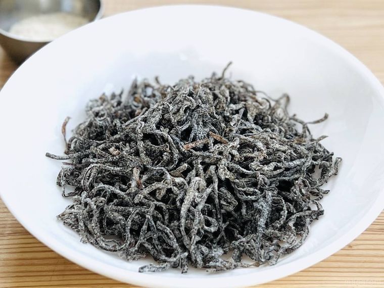 白い皿に盛られた塩こんぶ