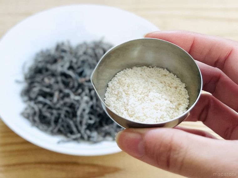 塩こんぶから取れた塩を手で持っている様子