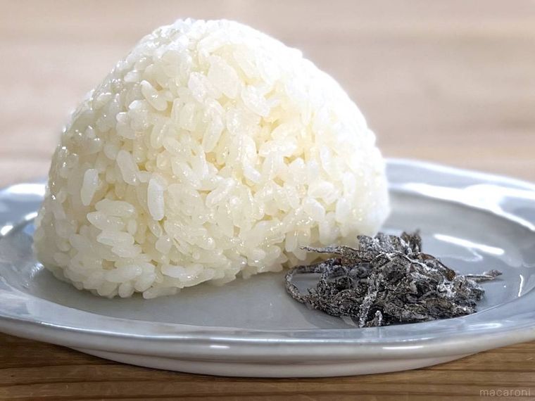 皿に盛られた塩おにぎりと塩こんぶ